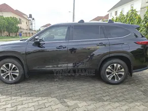 Toyota Highlander XLE 2022 Maroon