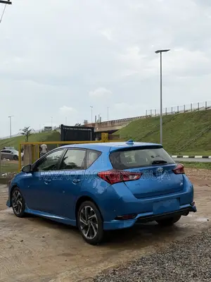 Toyota Corolla SE (1.8L 4cyl 6M) 2018 Blue