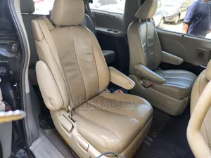 Toyota Sienna 2013 Black