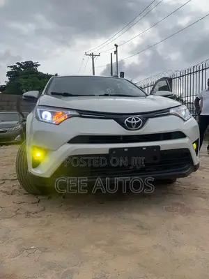 Toyota RAV4 SE 4dr SUV (2.5L 4cyl 6A) 2018 White