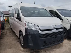 Toyota HiAce 2022 White