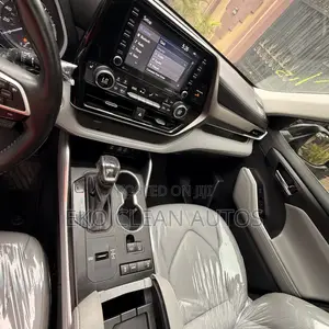 Toyota Highlander XLE 2022 Gray