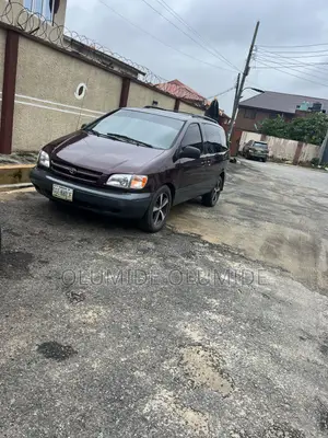 Toyota Sienna XLE & 1 hatch 2000 Red
