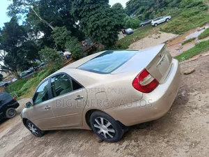 Toyota Camry LE 4dr Sedan (2.4L 4cyl 5A) 2005 Gold