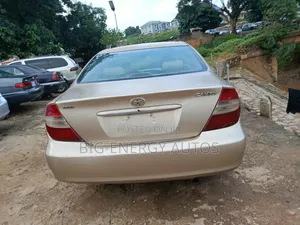Toyota Camry LE 4dr Sedan (2.4L 4cyl 5A) 2005 Gold