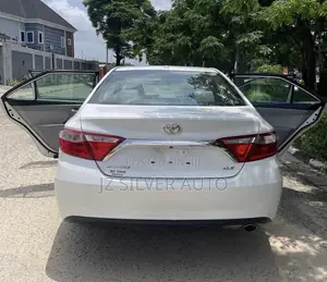 Toyota Camry XLE 4dr Sedan (2.5L 4cyl 6A) 2016 White