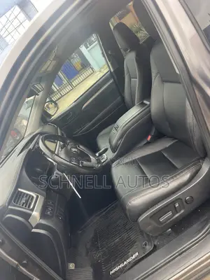 Toyota Highlander LE V6 2019 Gray