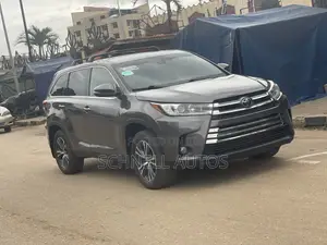 Toyota Highlander LE V6 2019 Gray