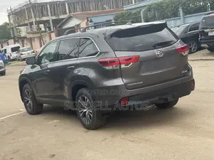 Toyota Highlander LE V6 2019 Gray