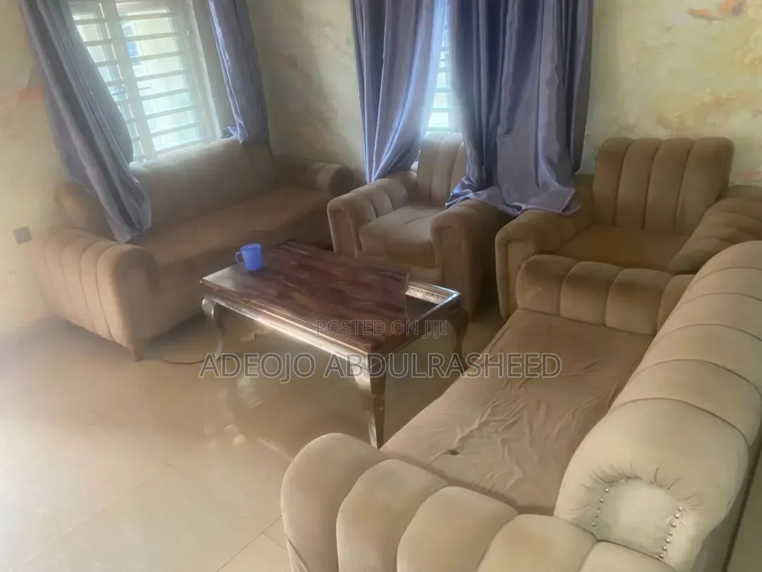 7 Sitter Sofa With Center Table