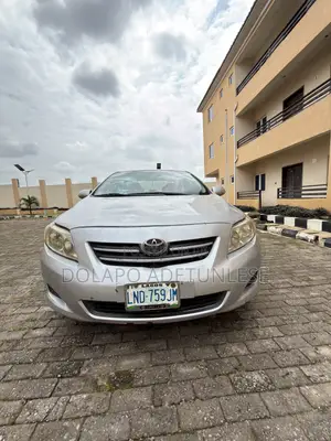 Toyota Corolla Base 4dr Sedan (1.8L 4cyl 5M) 2010 Silver