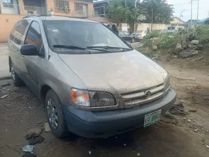 Toyota Sienna 1999 Gold