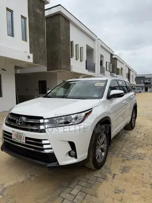 Toyota Highlander XLE 4dr SUV AWD (3.5L 6cyl 6A) 2014 White