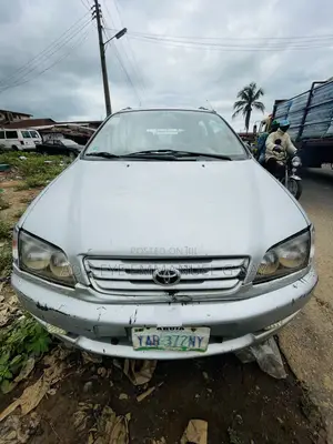 Toyota Picnic 2000 Silver