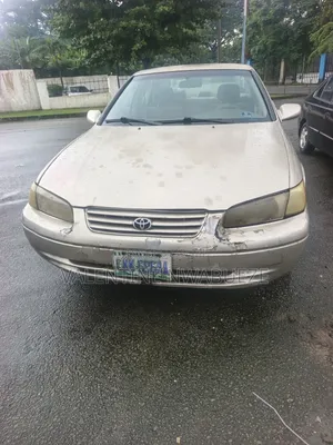 Toyota Camry 2000 Gold
