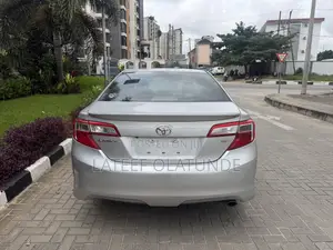 Toyota Camry SE 4dr Sedan (2.5L 4cyl 6A) 2014 Silver
