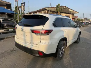 Toyota Highlander XLE 4dr SUV AWD (3.5L 6cyl 6A) 2015 White