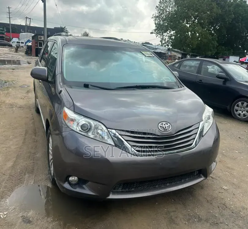 Toyota Sienna 2015 Brown