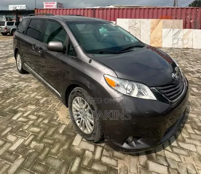 Toyota Sienna 2015 Brown