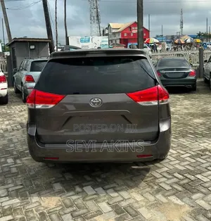 Toyota Sienna 2015 Brown