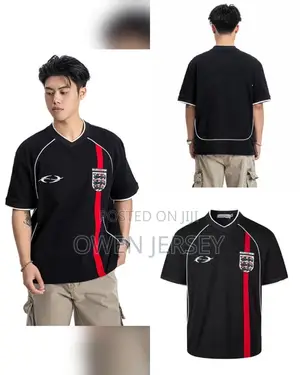 Black Red Retro Football Jersey – Vintage Streetwear Edition.