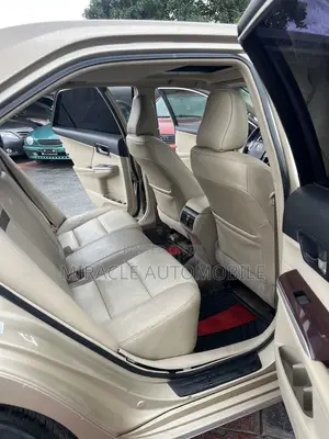 Toyota Camry XLE V6 4dr Sedan (3.5L 6cyl 6A) 2012 Gold