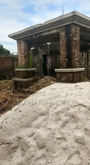 Distress Sale! Massive Plot of Land (669Sqm)in Owerri (With Structure)