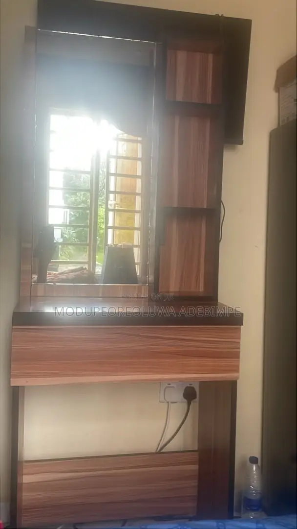 Dresser With Mirror