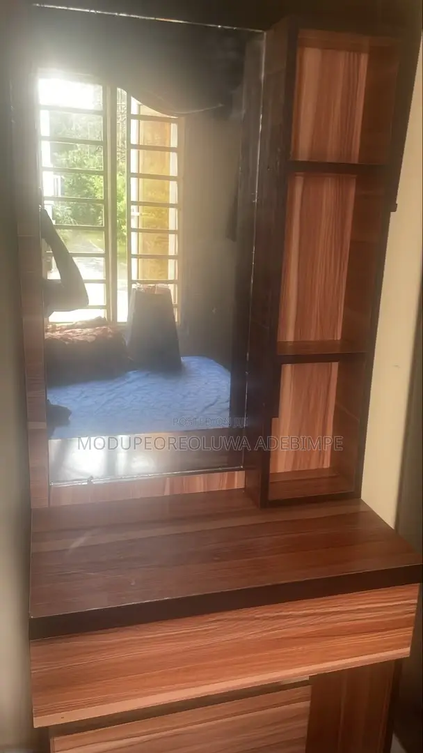 Dresser With Mirror
