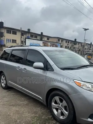 Toyota Sienna LE 8 Passenger (3.5L 6cyl 8A) 2017 Silver