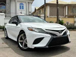 Toyota Camry XSE FWD (2.5L 4cyl 8AM) 2018 White