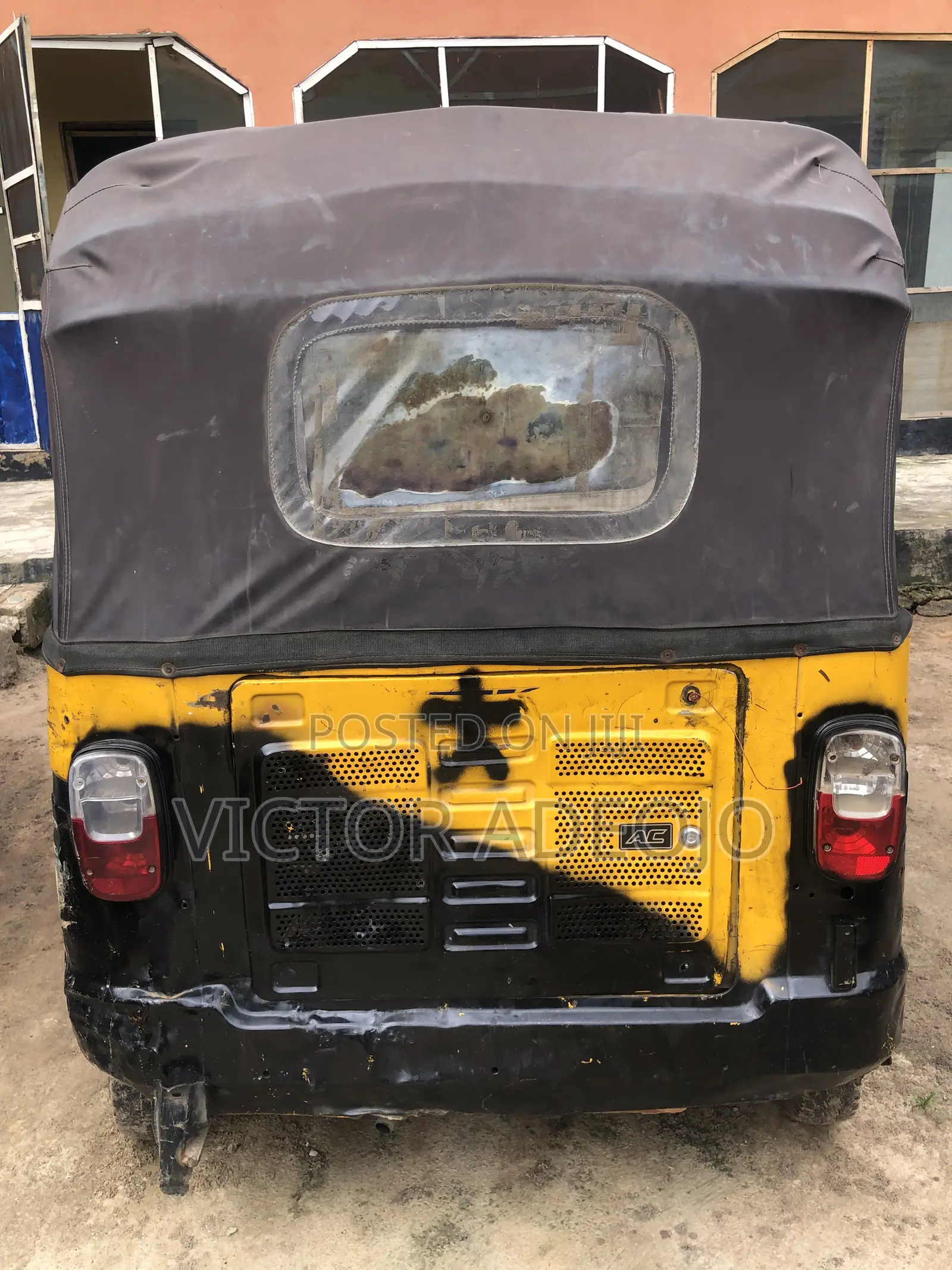 Bus 2010 Yellow
