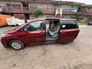 Toyota Sienna 2016 Red