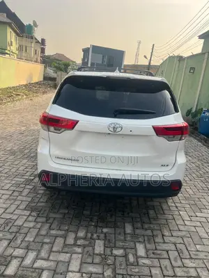 Toyota Highlander XLE 4x2 V6 (3.5L 6cyl 8A) 2018 White