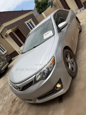 Toyota Camry SE 4dr Sedan (2.5L 4cyl 6A) 2014 Silver