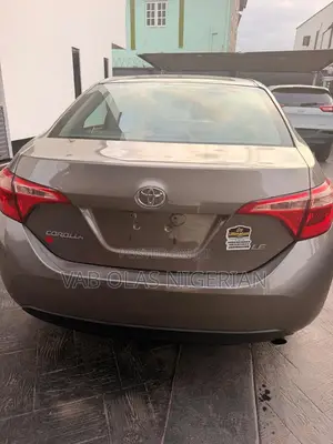 Toyota Corolla LE (1.8L 4cyl 2A) 2018 Brown