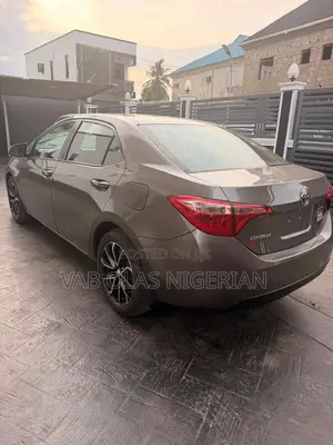 Toyota Corolla LE (1.8L 4cyl 2A) 2018 Brown