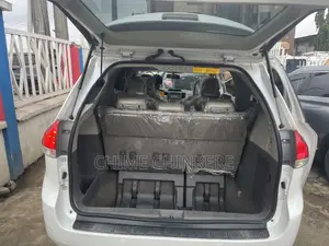 Toyota Sienna XLE 8 Passenger 2012 White
