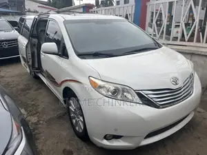 Toyota Sienna XLE 8 Passenger 2012 White