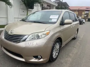 Toyota Sienna 2012 Gold
