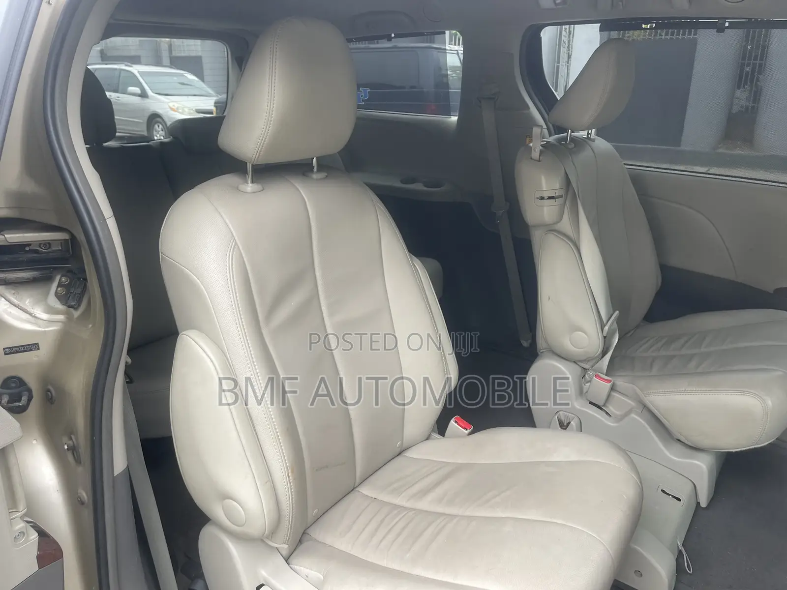 Toyota Sienna 2012 Gold
