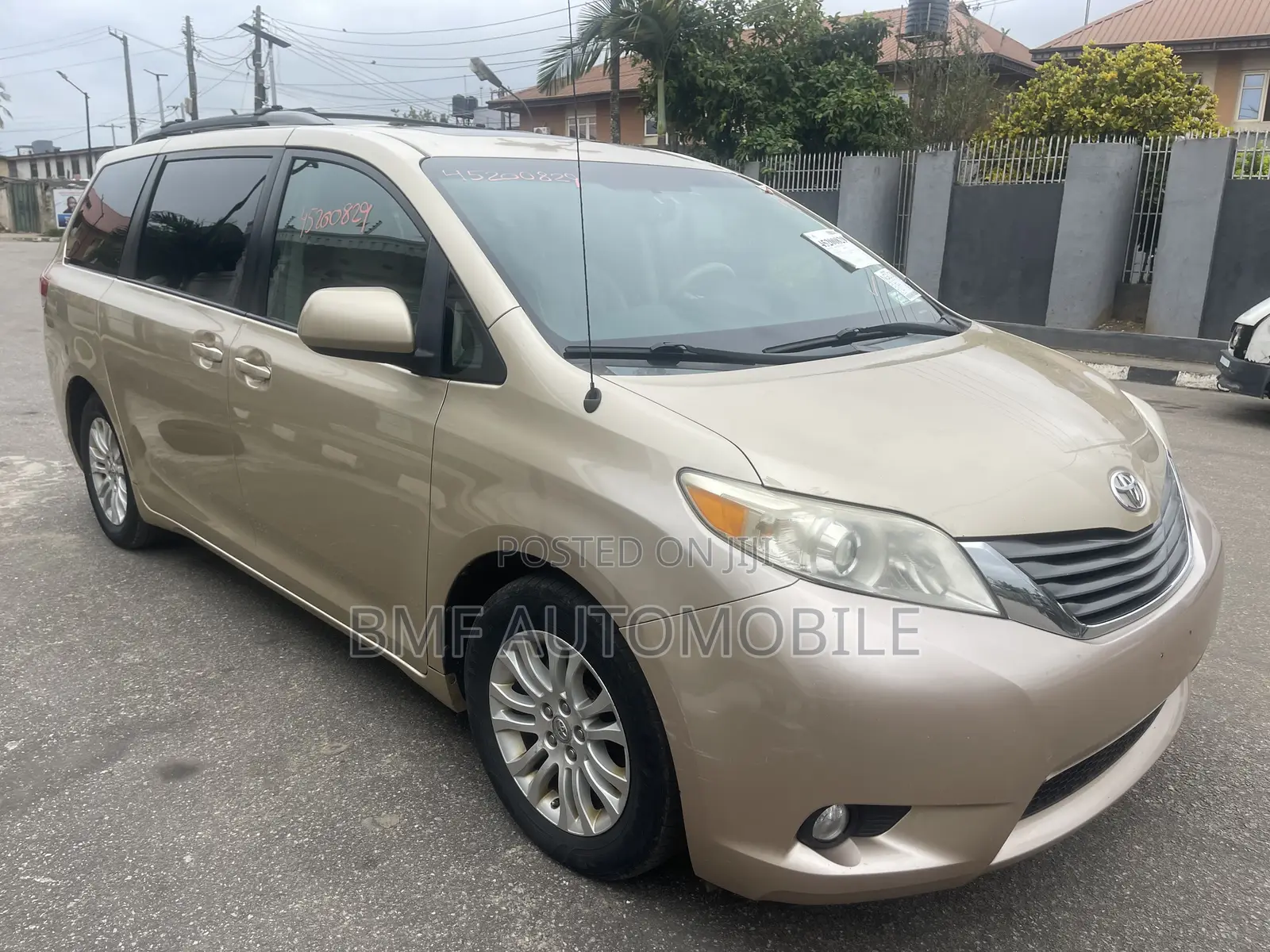 Toyota Sienna 2012 Gold