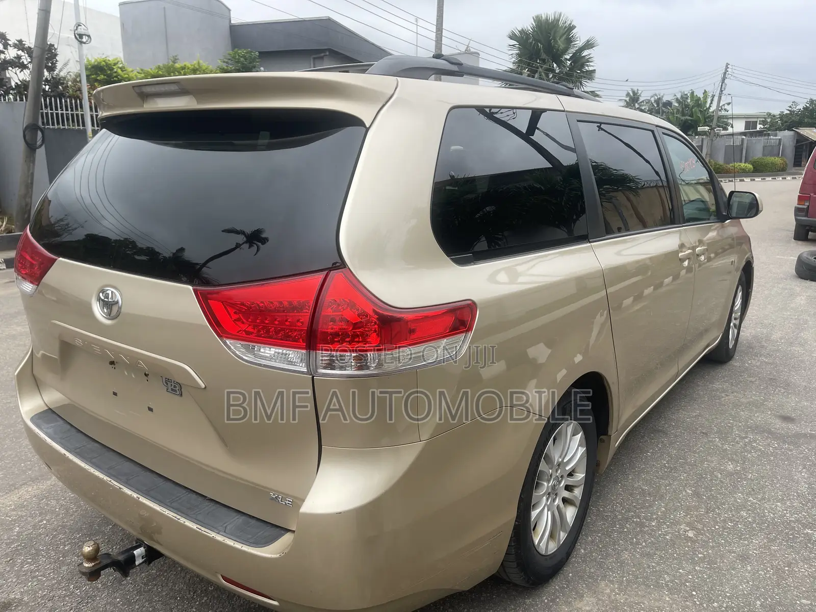 Toyota Sienna 2012 Gold