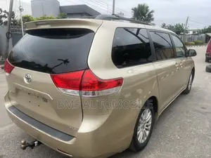 Toyota Sienna 2012 Gold