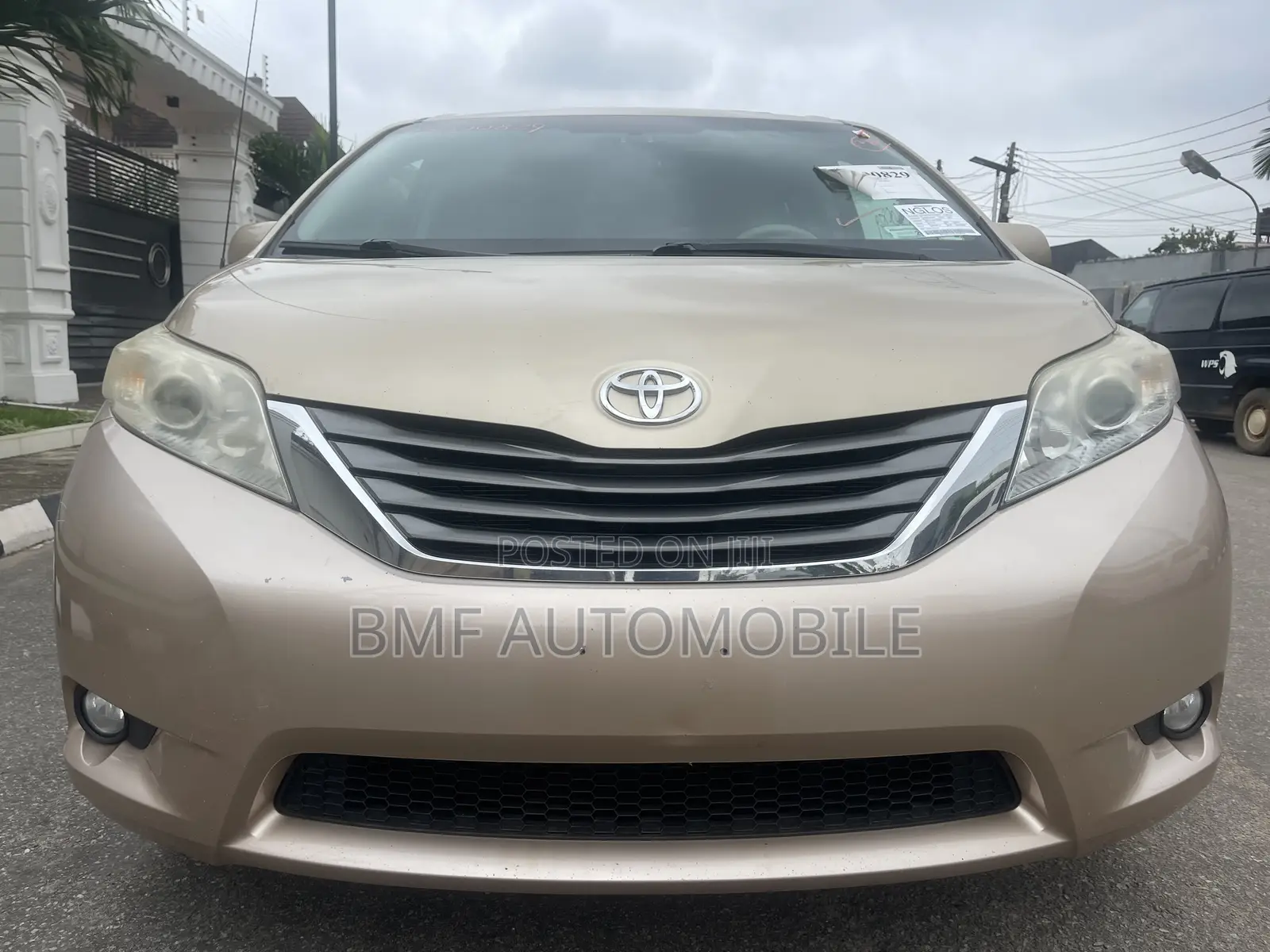 Toyota Sienna 2012 Gold