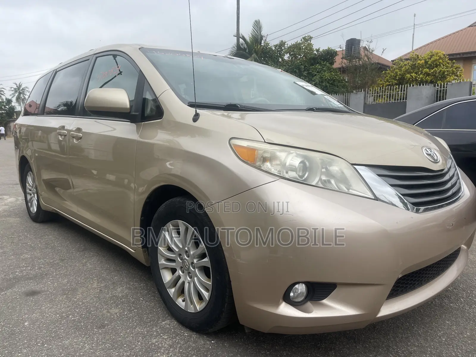 Toyota Sienna 2012 Gold
