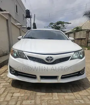 Toyota Camry SE 4dr Sedan (2.5L 4cyl 6A) 2013 White