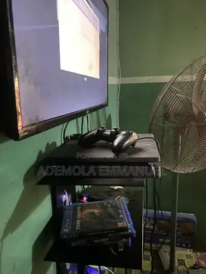 Play Station 4 Slim