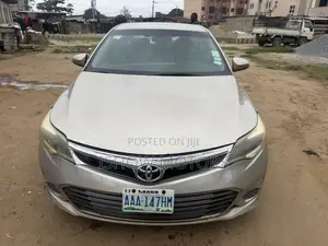 Toyota Avalon XLE Premium Sedan FWD (3.5L 6cyl 6A) 2013 Gold
