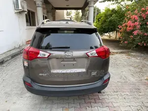Toyota RAV4 XLE 4dr SUV AWD (2.5L 4cyl 6A) 2015 Brown